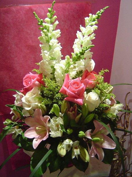 Snapdragon, lilies, alstroemeria, roses, solidago, and monkey grass