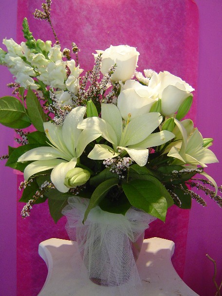 Roses, snapdragon, lilies, and thryptomene